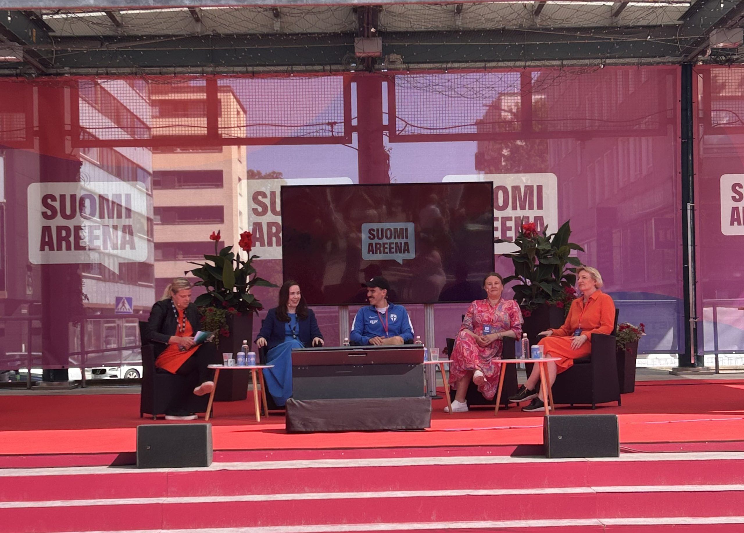 Panelistit SuomiAreenan lavalla