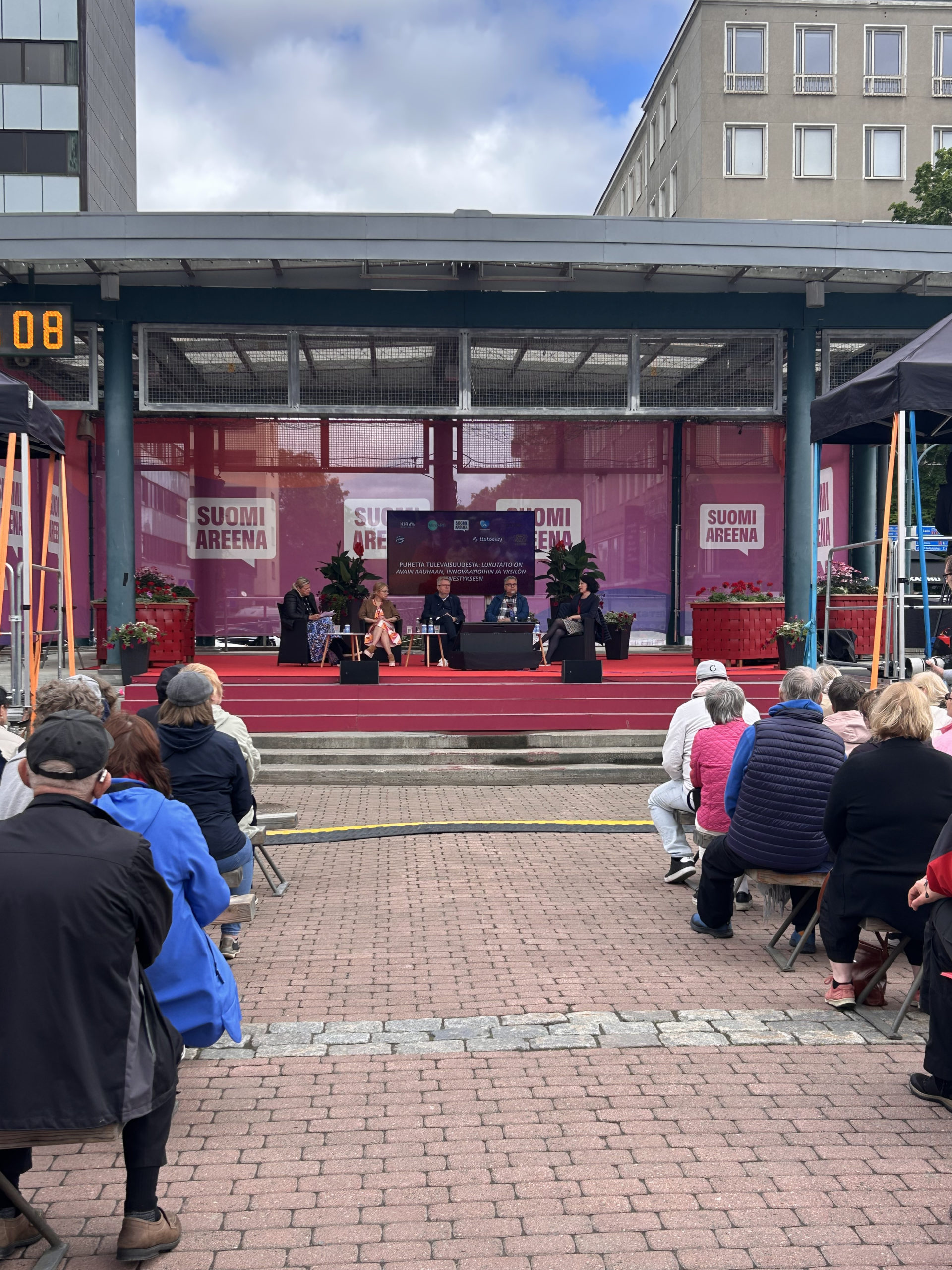 Panelistit SuomiAreenan lavalla